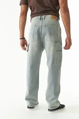 Pantalón jean celeste de corte amplio, estilo carpenter, con bolsillos laterales y logo bordado.