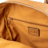 Mochila color habano de cuero sintético con cierre superior y bolsillo frontal con cierre. Tiene un bolsillo interno con cierre y herrajes plateados. Cuenta con dos correas ajustables para los hombros y una manija superior.
