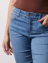 Jean elastizado de tiro medio, corte skinny, color celeste.