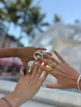 Anillo dorado con forma de sol, regulable.