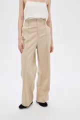 Pantalón de lino color beige, de corte recto y tiro alto, con bolsillos laterales.