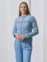 Campera de jean azul, marca Baccini, con cierre frontal, bolsillos delanteros y composición de 70% algodón, 26% poliéster, 3% rayón y 1% elastano.