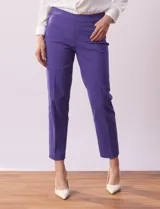 Pantalón recto color verde agua, marca Zac & Rachel, confeccionado en gabardina elastizada. Tiene pretina ancha con faja interna modeladora, bolsillos simulados en la parte delantera y bolsillos ojal en la parte trasera.