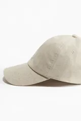 Gorra color crema confeccionada en mezcla de lino y algodón.