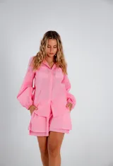 Conjunto de camisa y short color rosa de lino con mangas globo.