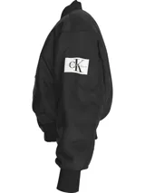 Campera bomber de satén grueso negra, con cierre de cremallera, cuello y puños de canalé, y logo de Calvin Klein en el pecho.