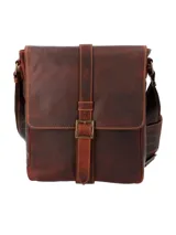 Maletín bandolera unisex color marrón, fabricado en cuero natural engrasado. Cuenta con cierre con broche, compartimento principal acolchado para dispositivo, bolsillo con cierre de cremallera y correa con almohadilla acolchada para hombro.