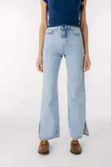 Pantalón de jean celeste de corte recto con aberturas en el ruedo.