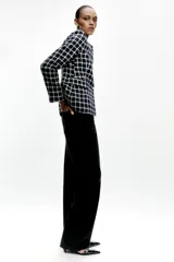 Pantalón de jean azul de corte wide leg, tiro alto y largo hasta el tobillo.