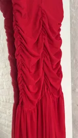 Vestido corto rojo de microtul con doble tela en la parte superior, breteles finos y fruncido en el cuerpo.