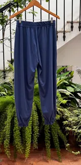 Pantalón tipo babucha color beige, con cintura elastizada, bolsillos delanteros y puños elastizados.