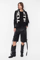 Body negro de morley de algodón, manga larga con terminación de dobladillo simple y escote bote con espalda descubierta.