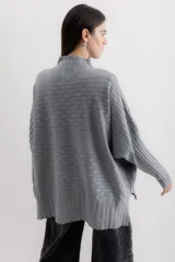 Sweater gris de punto con cuello alto y diseño de líneas horizontales en relieve.