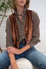 Chaleco de terciopelo azul con corte sastrero y botones al tono.