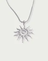 Collar plateado con dije en forma de sol con espiral en el centro.