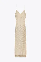 Vestido largo color dorado, confeccionado en tejido tipo red con aplicación de strass, escote pico y tirantes finos. Incluye forro interior y cierre en espalda con cremallera oculta en costura.