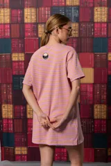 Remerón de algodón a rayas horizontales rosas y amarillas, de corte recto y mangas cortas.