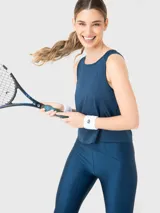 Musculosa deportiva negra de tela suave y fresca, con espalda de malla para mayor ventilación.