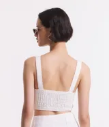 Blusa cropped de sarga color blanco, con escote cuadrado, breteles anchos, lastex en la espalda y detalle cutout debajo del busto.