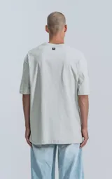 Remerón gris claro de corte extra oversize con hombros caídos, cuello redondo y doble costura.