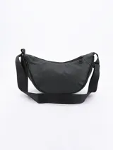 Bandolera negra de tela impermeable con correa ancha regulable.