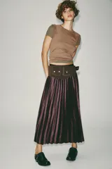 Falda midi plisada color marrón oscuro, de tiro alto y cintura elástica.