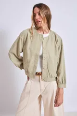 Cazadora color verde oliva con cuello redondo, cierre frontal con botones y mangas largas con puños elásticos.