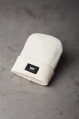 Gorro de lana celeste con dobladillo y etiqueta negra con logo.