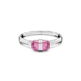 Brazalete rígido plateado con cristal octogonal rosa en el centro y cierre magnético.