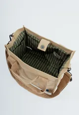 Cartera tipo tote bag color gris oscuro con estampado del logo de la marca en el frente y en las asas.