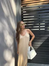 Vestido largo de viscosa, con tirantes finos y corte recto, disponible en varios colores sólidos.