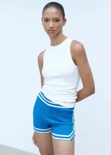 Short de punto fino color azul con cintura elástica y rayas horizontales blancas en cintura y ruedo.