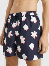Bañador de medio largo con estampado integral y cintura con cordón ajustable, fabricado en poliéster reciclado.