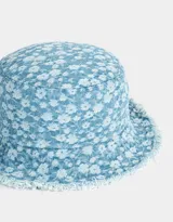 Piluso de jean celeste con estampado de pequeñas flores blancas y terminaciones desflecadas.