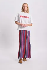 Remera blanca de corte boxy con estampa roja de la palabra "Bonjour" en el frente.