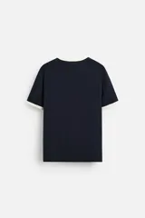 Camiseta azul marino de corte recto, con cuello redondo y mangas cortas. Presenta ribete blanco en cuello y mangas.
