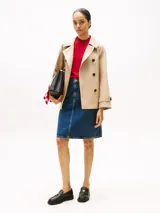 Falda de jean azul, de corte recto y largo a la rodilla.