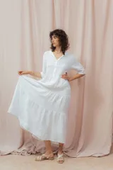 Vestido midi blanco de lino, con cuello camisero, mangas 3/4 y corte evasé.