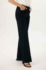 Pantalón de jean azul oscuro, de corte recto y tiro alto, con bolsillos delanteros y traseros.