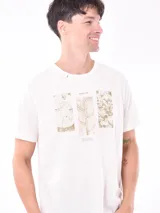 Remera blanca con rayas horizontales finas y estampado frontal con tres rectángulos con imágenes de la naturaleza.