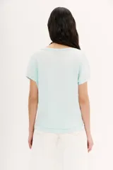Remera celeste de algodón con escote en V y mangas cortas.