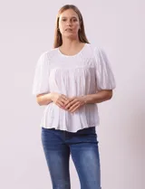 Blusa celeste de gasa marca Zac & Rachel, con cuello redondo, frunces en el frente, mangas 3/4 con puño, abertura central en la espalda y botón.