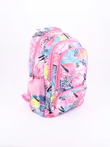 Mochila rosa con estampado de hojas de palmera en tonos rosa, celeste, amarillo y negro. Tiene dos compartimentos principales con cierre, un bolsillo frontal con cierre, dos bolsillos laterales de malla y correas ajustables.