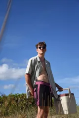 Short de baño negro con cintura fucsia y cordón ajustable.