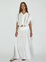 Pollera larga de algodón color azul, con cintura alta y corte evasé.