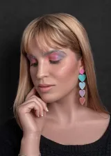 Pendientes de acrílico en forma de corazones en varios colores con brillo.
