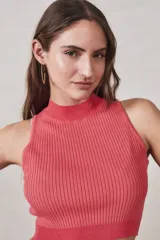 Top halter tejido color coral, con cuello alto y diseño ajustado al cuerpo.