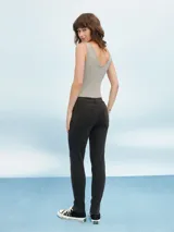 Jean skinny de tiro alto color azul.