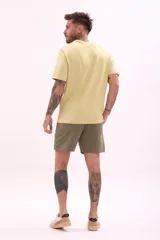 Remera blanca de manga corta con cuello redondo y un pequeño estampado minimalista en el pecho.