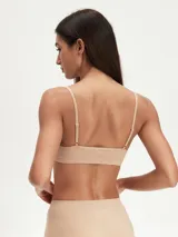 Top básico color nude, sin costuras, con breteles finos y escote en V.